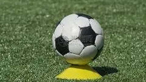 莱万多夫斯基在诺坎普球场首开纪录，巴塞罗那前锋喜形于色